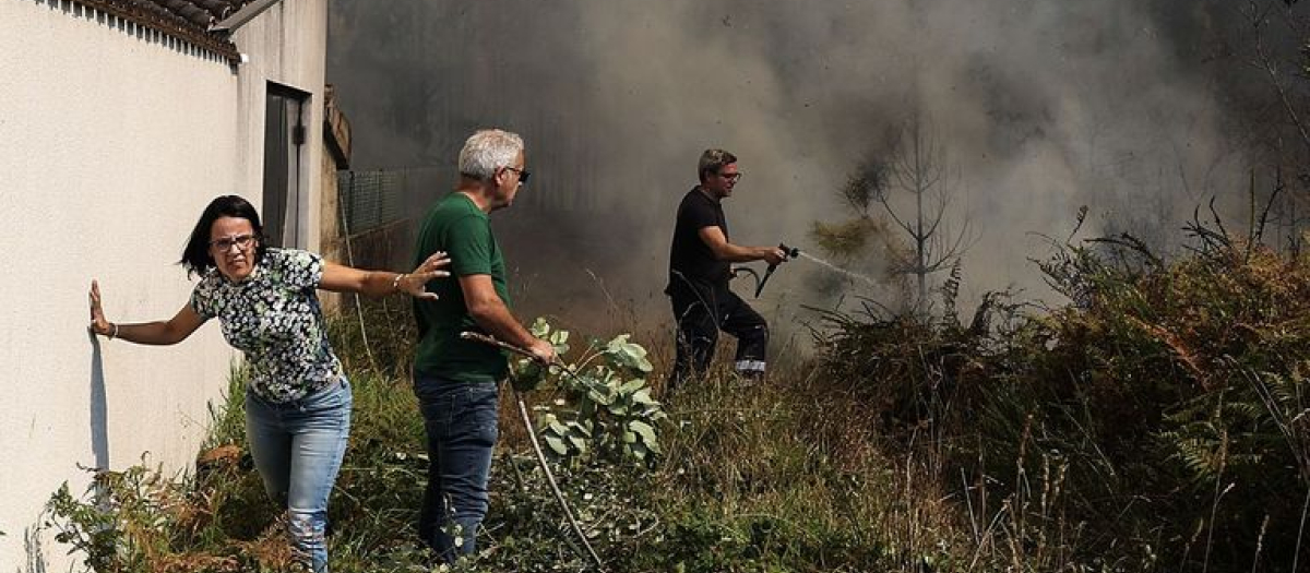 Vecinos del pueblo portugués de Aveiro intentando sofocar el fuego