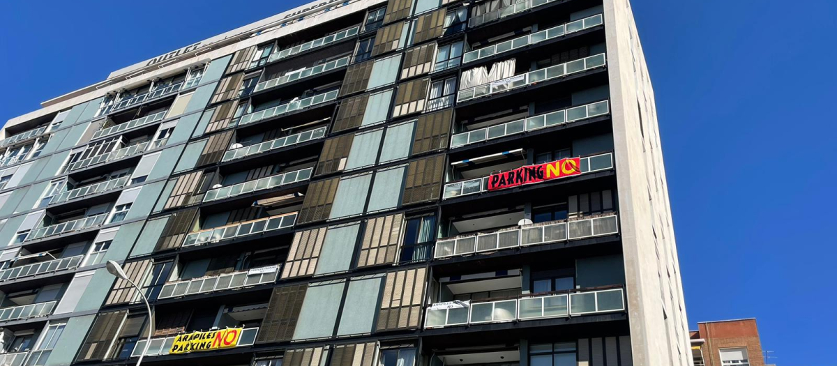 Vistazo de las pancartas vecinales en los balcones