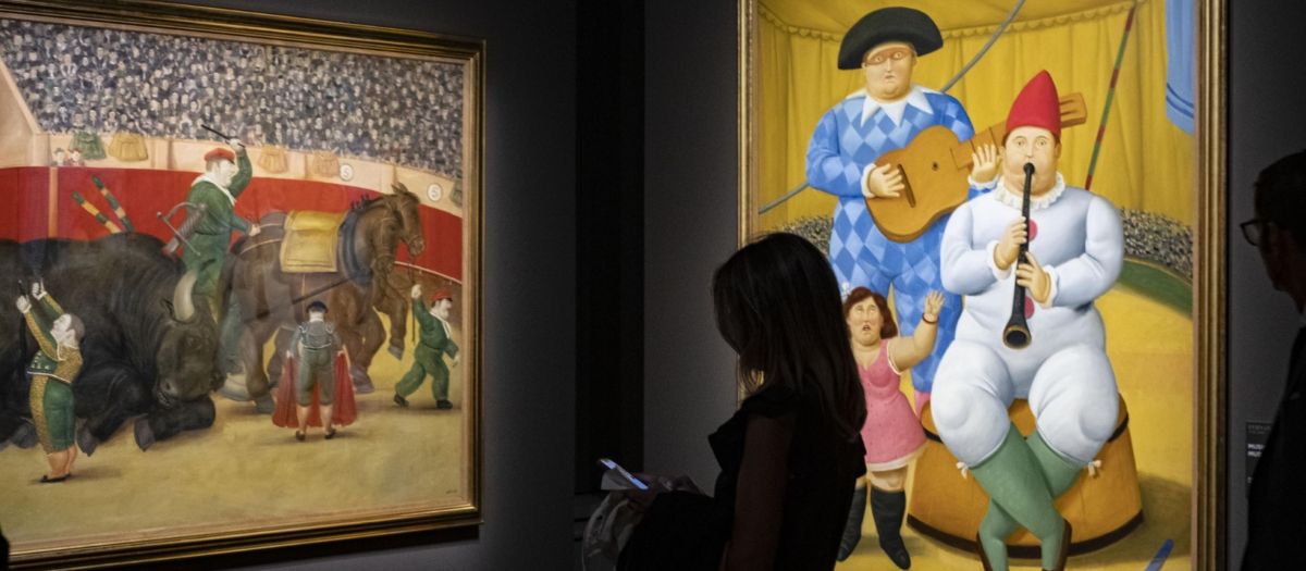 Un visitante en la exposición de Botero en el Palacio Bonaparte de Roma