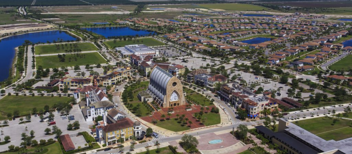 Vista aerea de 'Ave María', con una enorme iglesia en el centro de la ciudad