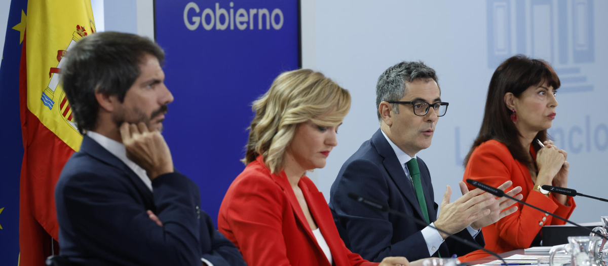 El ministro de Cultura, Ernest Urtasun (izda.-dcha.), la ministra de Educación, Formación Profesional y Deportes, Pilar Alegría, el ministro de la Presidencia, Justicia y Relaciones con las Cortes, Félix Bolaños, y la ministra de Igualdad, Ana Redondo, durante la rueda de prensa posterior al Consejo de Ministros, este martes en Madrid.