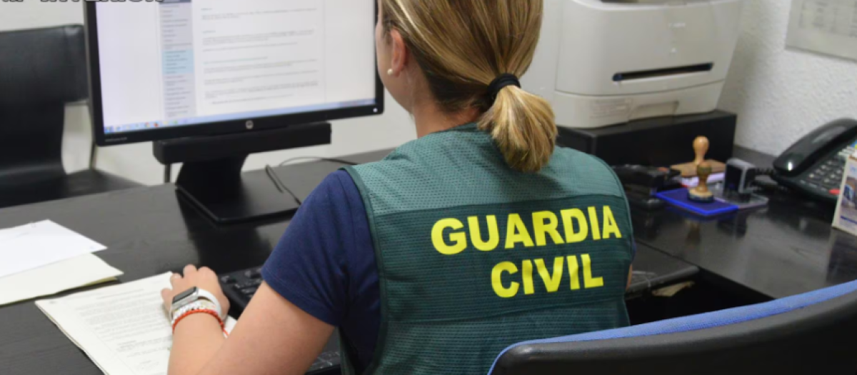 Un agente de la Guardia Civil, practicando diligencias, en una imagen de archivo