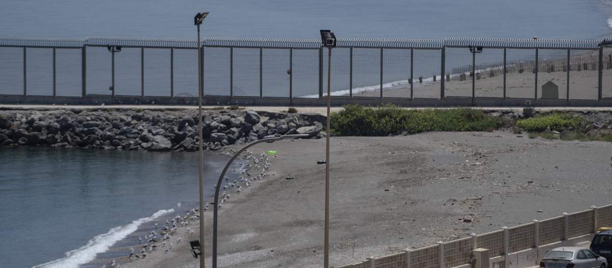 Flotadores en la playa del Tarajal, a 4 de agosto de 2024, en Ceuta (España). Los socorristas de la empresa de vigilancia Marsave rescataron a dos menores inmigrantes que trataban de entrar a nado en Ceuta. Al menos una veintena de personas lograron acceder ese día a la ciudad autónoma