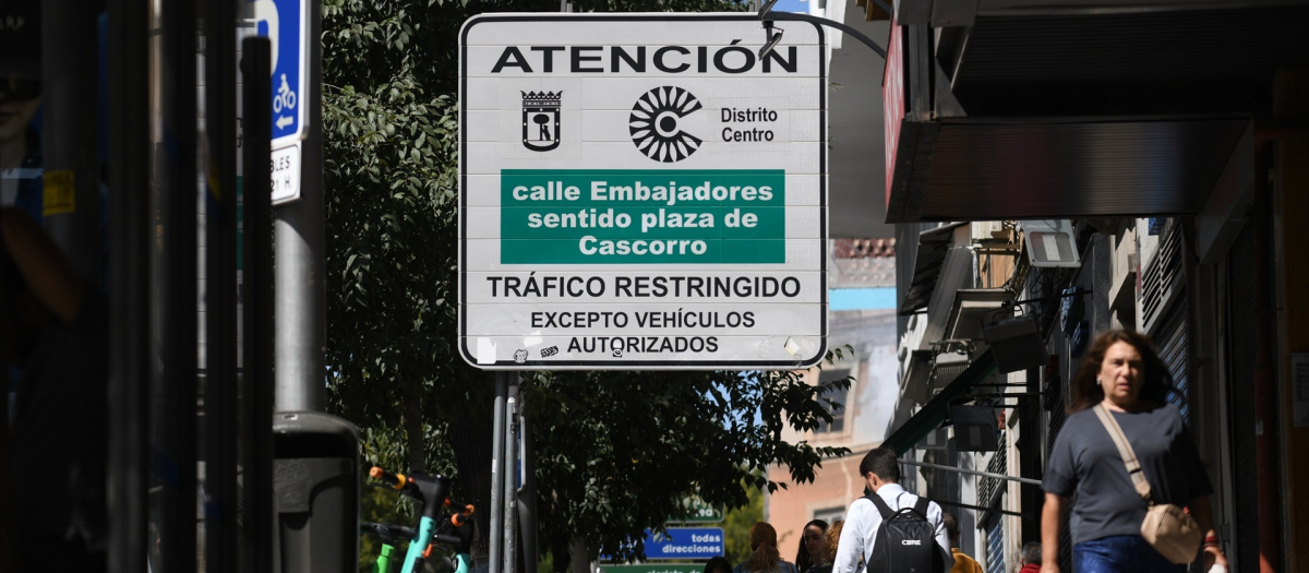 Un cartel indica la zona de bajas emisiones 360 del Distrito Centro