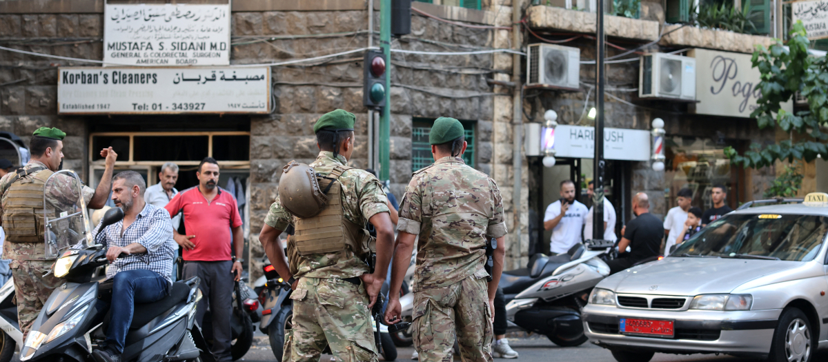 Soldados del ejército libanés hacen guardia cerca de un hospital en Beirut