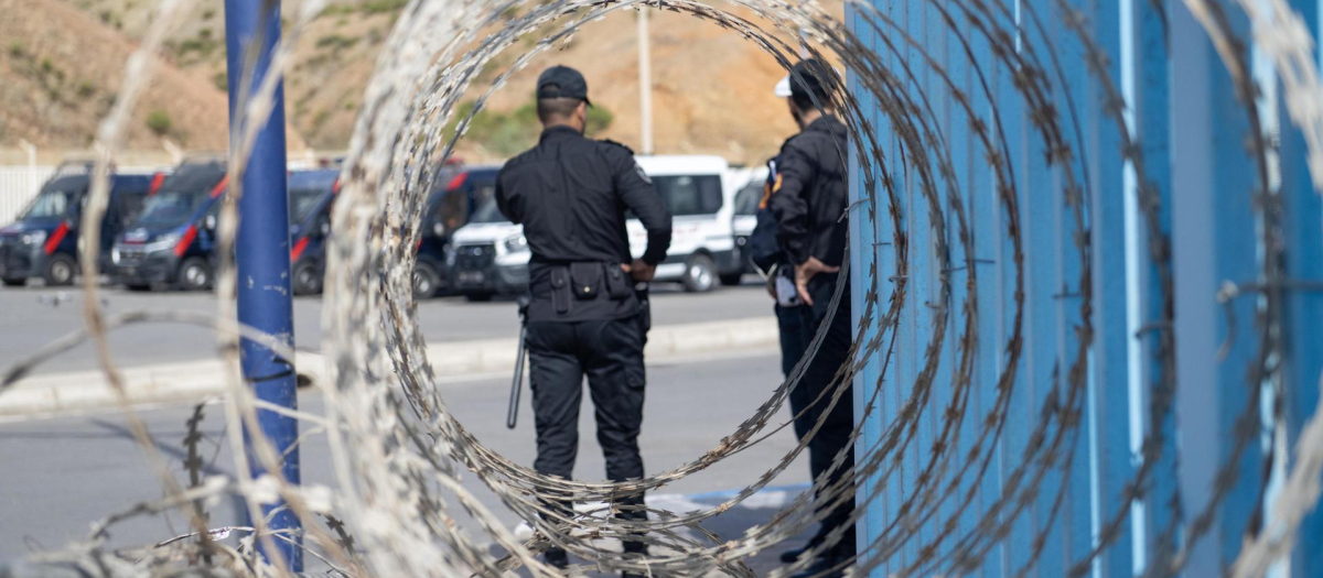 Agentes en el puesto aduanero de Fnideq (Marruecos), próximo a Ceuta