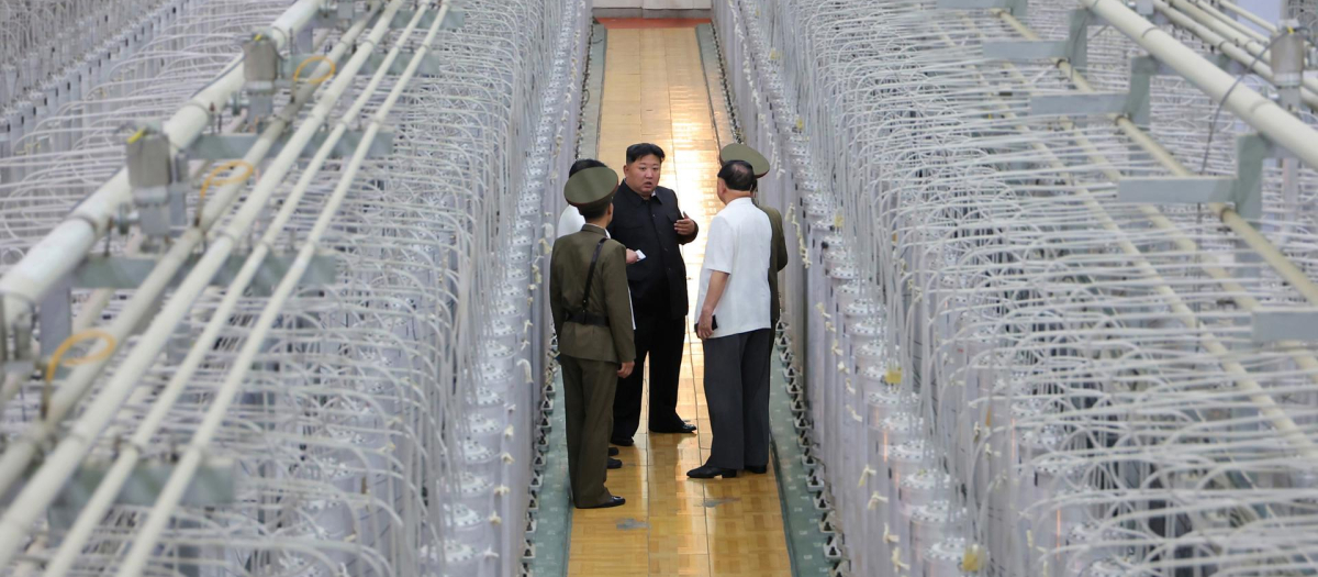 El líder norcoreano Kim Jong-Un inspecciona un instituto de armas nucleares