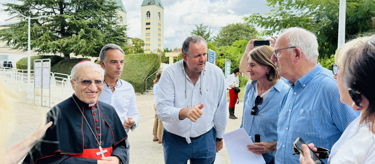 El cardenal Rouco, con varios peregrinos españoles, en Medjugorje