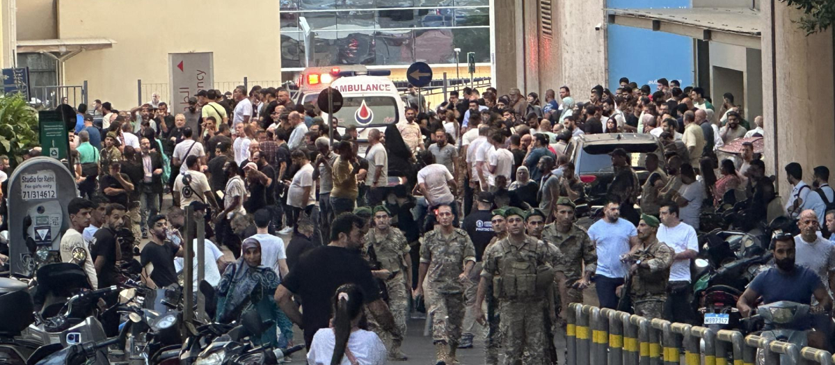 Soldados libaneses y milicianos de Hezbolá en un hospital en Beirut, Líbano