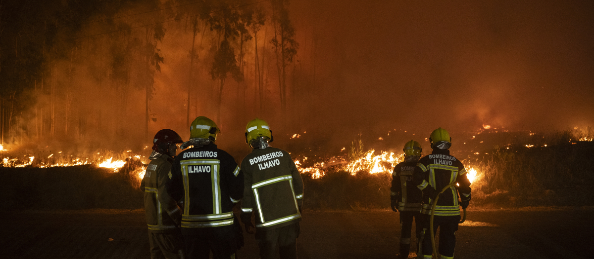 Los bomberos se reúnen y se preparan para hacer frente a un incendio forestal en el pueblo de Veiga en Agueda, Aveiro