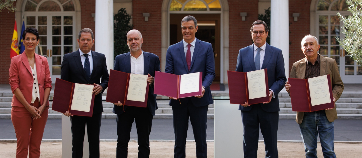 (I-D) La ministra de Inclusión, Seguridad Social y Migraciones, Elma Saiz, el presidente de Cepyme, Gerardo Cuerva, el secretario general de CCOO, Unai Sordo, el presidente del Gobierno, Pedro Sánchez, el presidente de la CEOE, Antonio Garamendi, y el secretario general de UGT, Pepe Álvarez, durante la firma del acuerdo con los agentes sociales para la flexibilización de las pensiones, en el Complejo de La Moncloa, a 18 de septiembre de 2024, en Madrid (España). El acuerdo, que suscribe el Gobierno con los responsables de CEOE, Cepyme, CCOO y UGT, trata de compatibilizar trabajo con una pensión, que se enmarca en la última parte de la reforma del sistema de pensiones que inició el exministro y ahora gobernador del Banco de España, José Luis Escrivá.