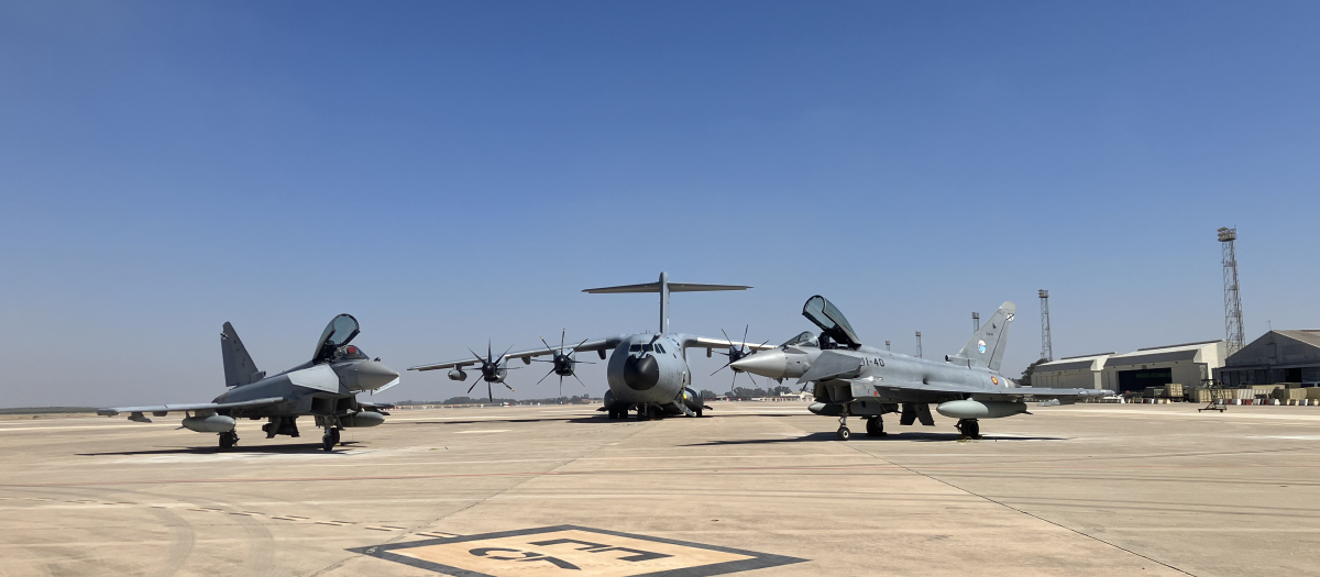 El gigantesco A400M y los dos Eurofighter que lo interceptaron y escoltaron hasta la base de Morón (Sevilla)