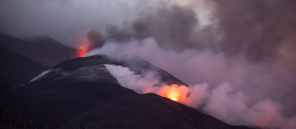 Nube de ceniza y lava que salen del volcán de Cumbre Vieja. Según el satélite Copernicus, que se dedicó a monitorizar la zona del volcán de La Palma, la lava en menos de dos meses cubrió 1018,9 hectáreas