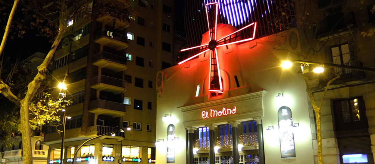 Fachada iluminada de El Molino, en Barcelona