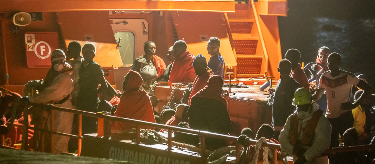 Una embarcación de Salvamento Marítimo llega al muelle canario de Arguineguín