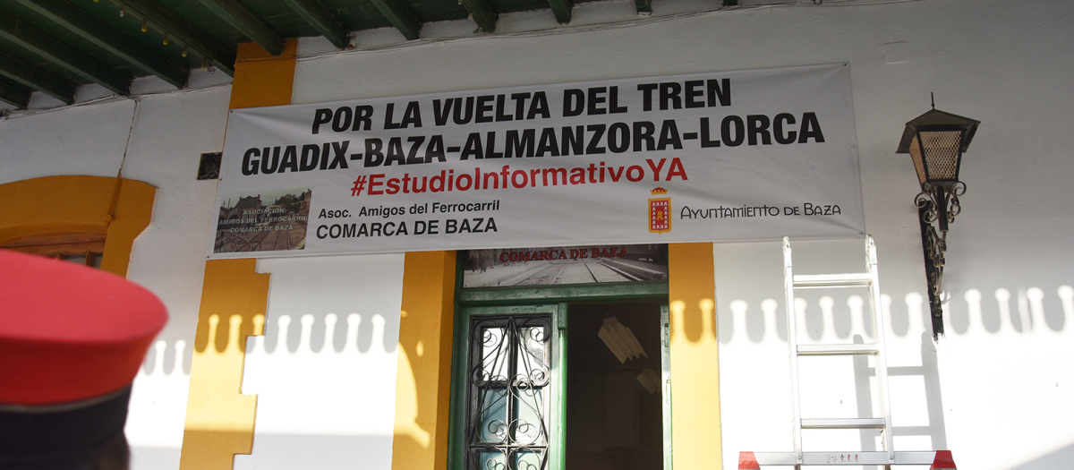 Pancarta en la antigua estación de tren de Baza que se ha mostrado durante las recientes fiestas de la ciudad

REMITIDA / HANDOUT por AYUNTAMIENTO
Fotografía remitida a medios de comunicación exclusivamente para ilustrar la noticia a la que hace referencia la imagen, y citando la procedencia de la imagen en la firma
19/9/2024