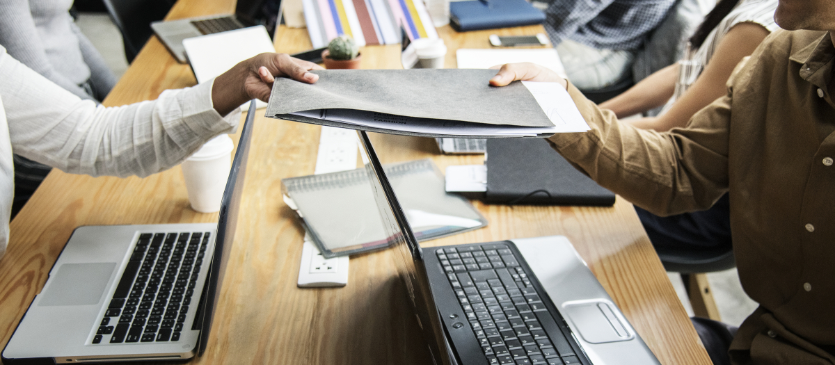 Varias personas trabajan en una oficina