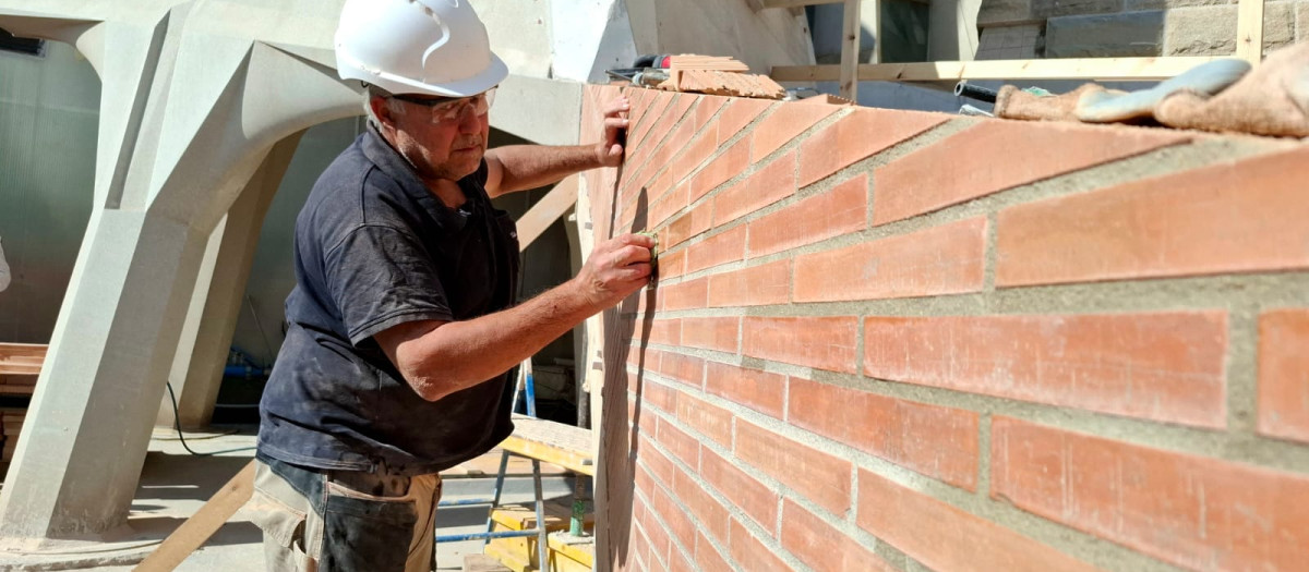 Operarios trabajando en la construcción de la Sagrada Familia, en Barcelona