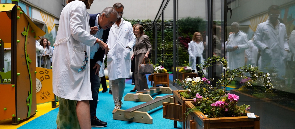 El consejero de Sanidad, Antonio Gómez Caamaño, visita el jardín terapéutico del Materno Infantil de La Coruña