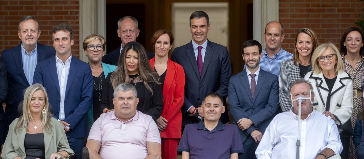 Pedro Sánchez con los representantes, pacientes y familias