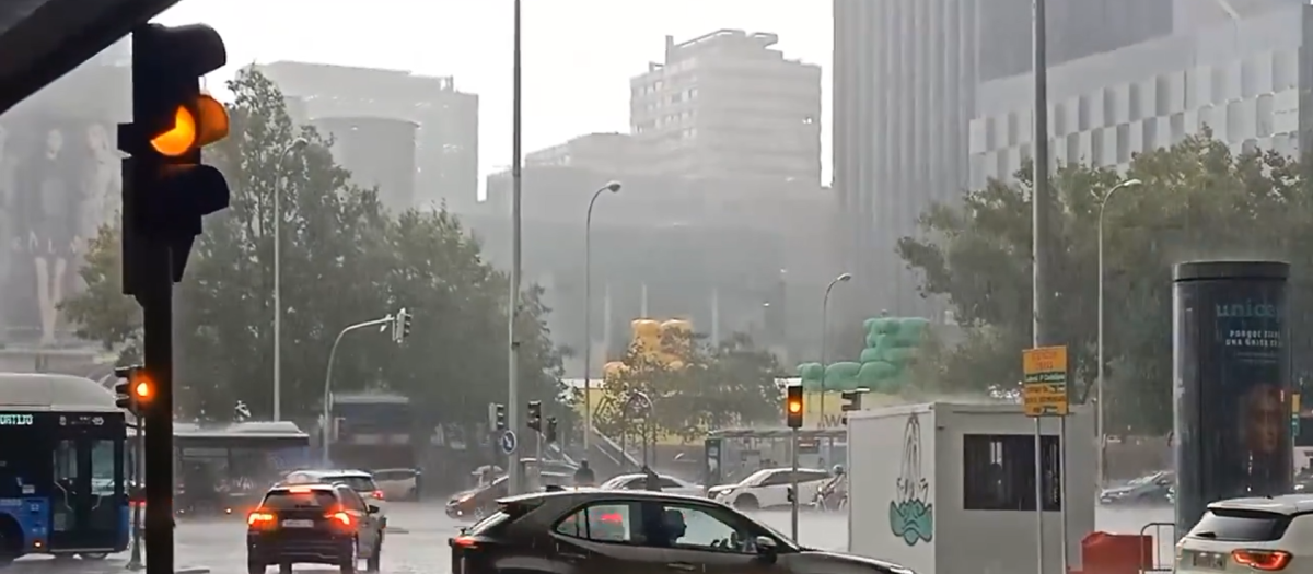 Semáforos en ámbar en el Paseo de la Castellana