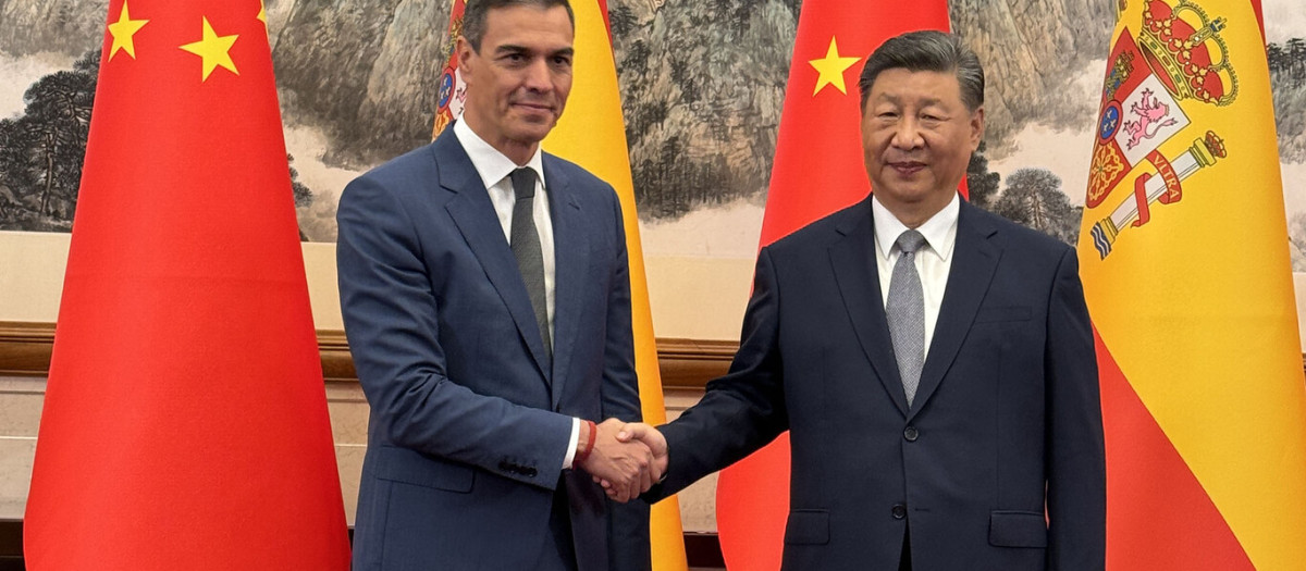 Pedro Sánchez junto al presidente de China durante su visita