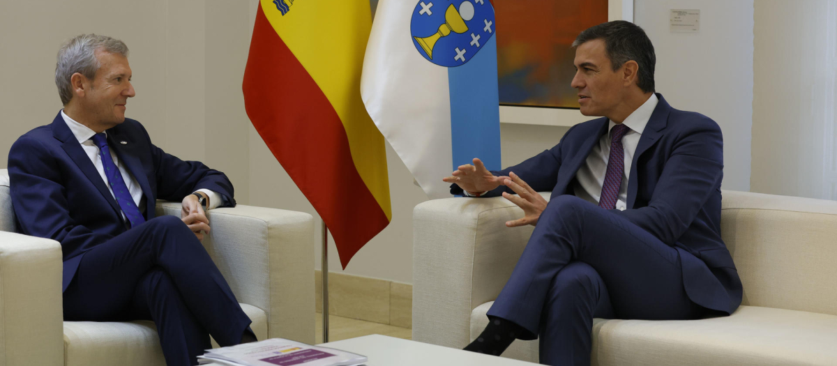 El jefe del Ejecutivo, Pedro Sánchez, recibe este viernes en la Moncloa al presidente de la Xunta de Galicia Alfonso Rueda