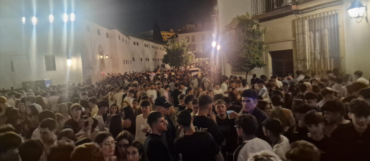 Así estaba la Plaza del Conde Priego anoche