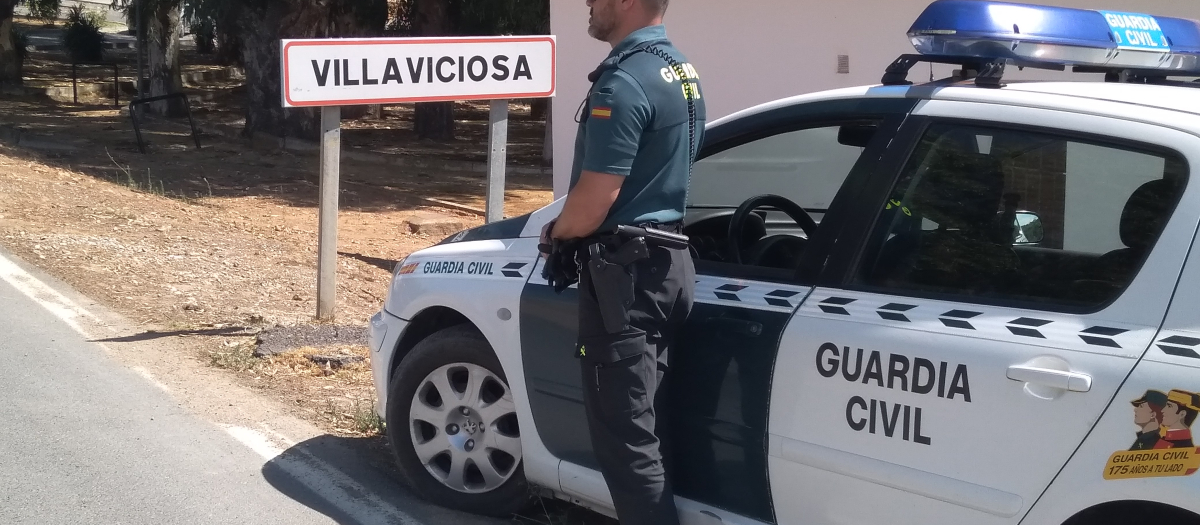 Una patrulla de la Guardia Civil a la entrada de Villaviciosa