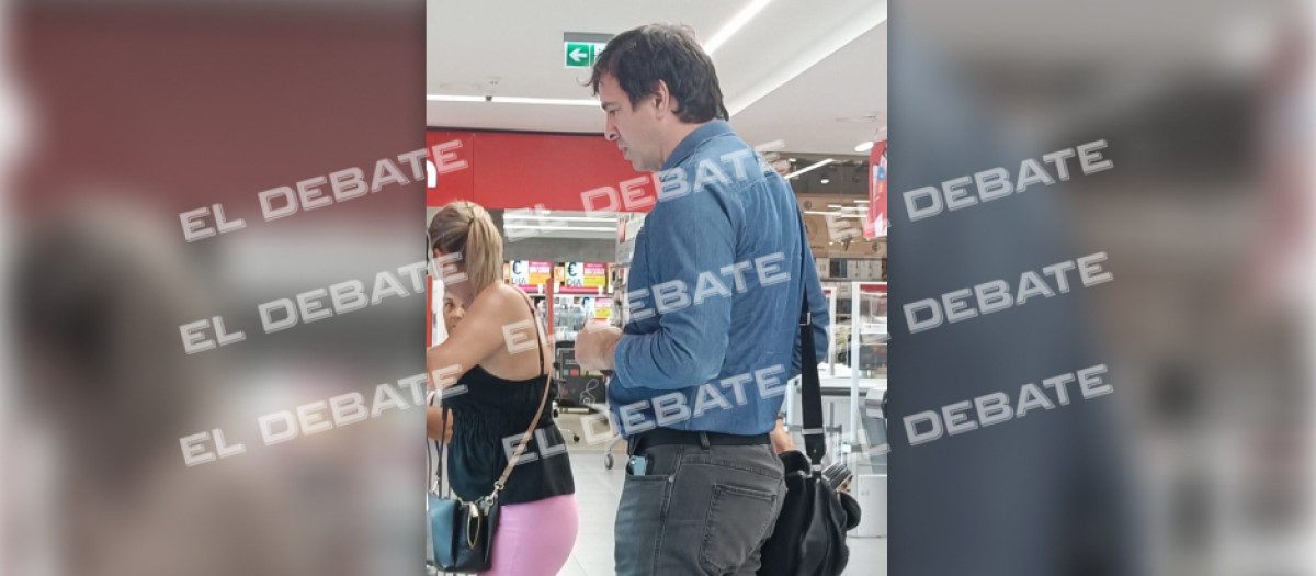 David Sánchez, hermano del presidente, comprando en un supermercado portugués