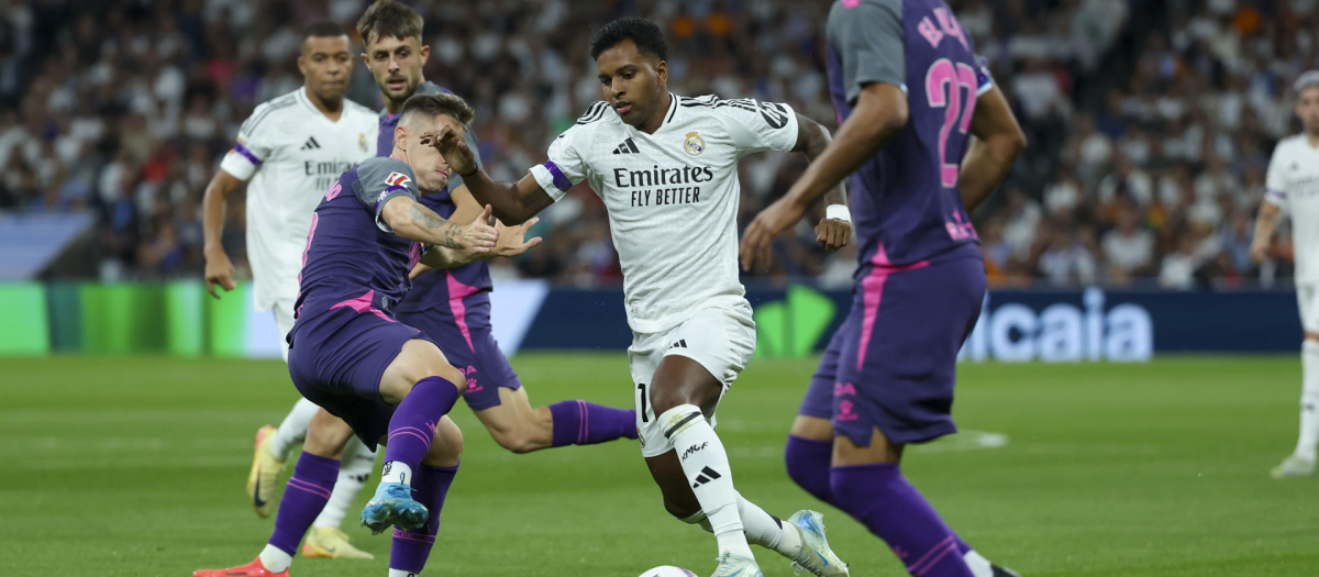 Rodrygo conduce un balón frente a los futbolistas del Espanyol