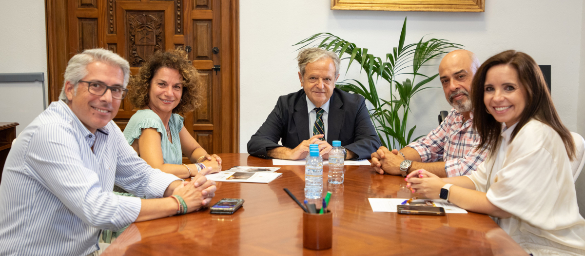 El presidente de la Diputación reunido con representantes de la Asociación Mía