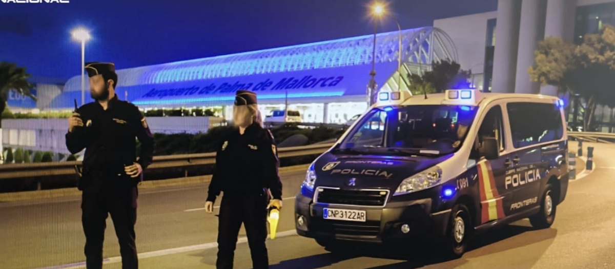 Agentes de la Policía Nacional en el aeropuerto de Palma