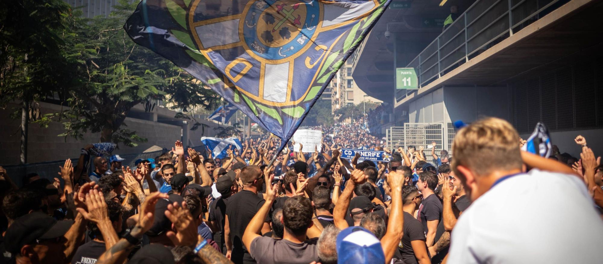 Miles de aficionados del CD Tenerife protestaron en la previa del partido ante el Sporting para criticar el modelo de gestión