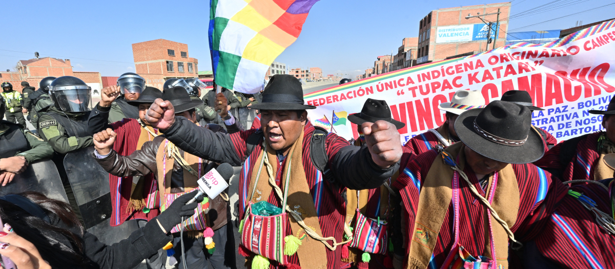 Partidarios del expresidente boliviano Evo Morales bloquean una carretera durante una protesta en Huarina, Bolivia