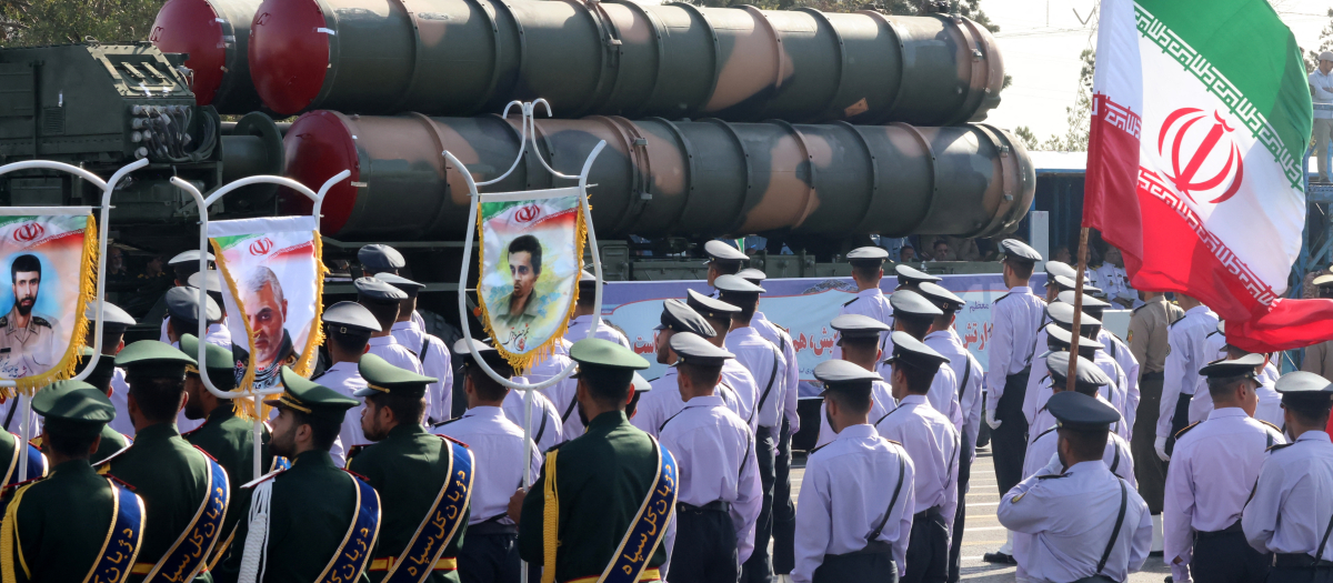 Un camión militar iraní transporta partes del sistema de misiles de defensa aérea S-300 durante el desfile militar anual que conmemora el aniversario del estallido de la guerra de 1980-1988 con el Iraq de Saddam Hussein, en Teherán