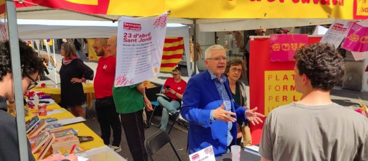 Una parada de Plataforma per la Llengua por Sant Jordi