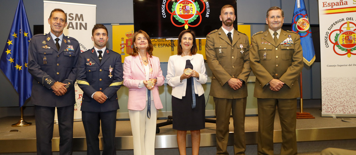 Margarita Robles condecora a los deportistas militarse medallistas en París 2024