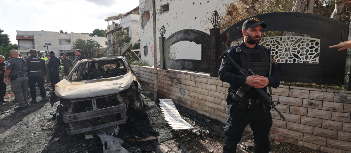 Un miembro de las Fuerzas de Seguridad israelí hace guardia dentro de una zona acordonada en Kiryat Bialik, en Israel