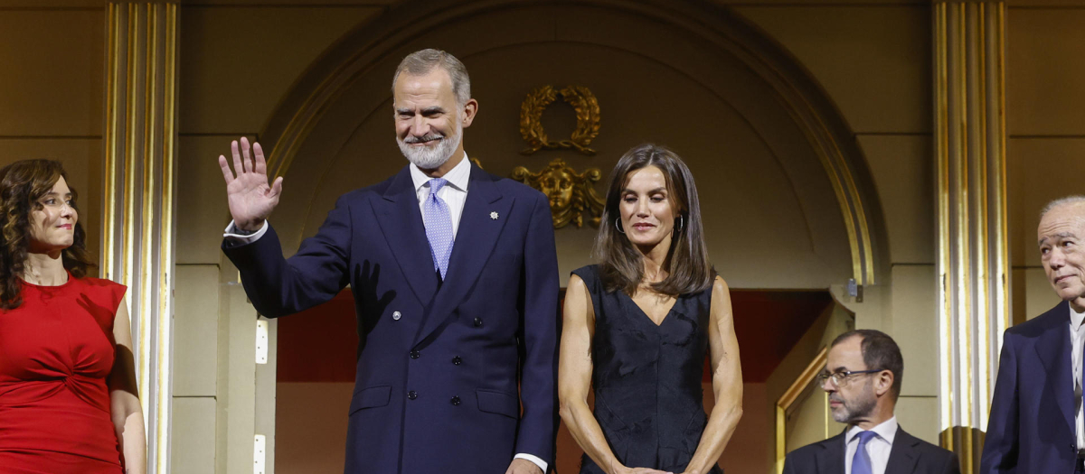 Los Reyes saludan desde el palco del Teatro Real en la apertura de la temporada de ópera