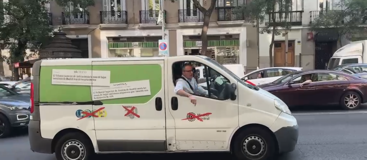 El portavoz de Vox en el Ayuntamiento de Madrid, Javier Ortega Smith, en una furgoneta en Génova