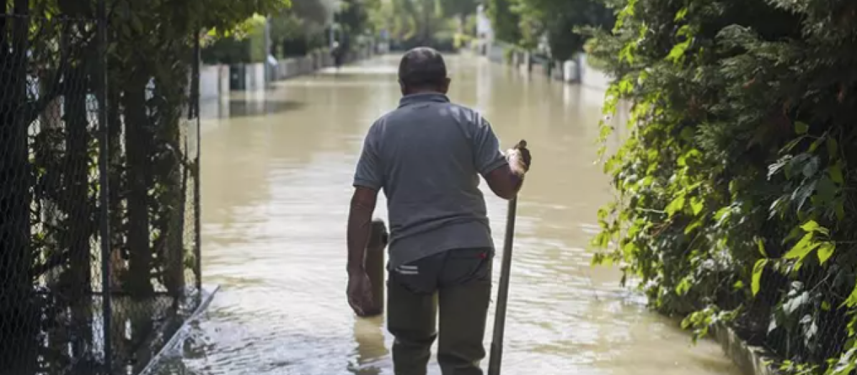 Un hombre atraviesa una zona inundada en la localidad italiana de Lugo, en Emilia Romaña