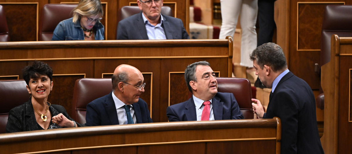 Los diputados del PNV, Aitor Esteban (2d) y Mikel Legarda (c), durante el pleno del Congreso de los Diputados celebrado este martes en Madrid