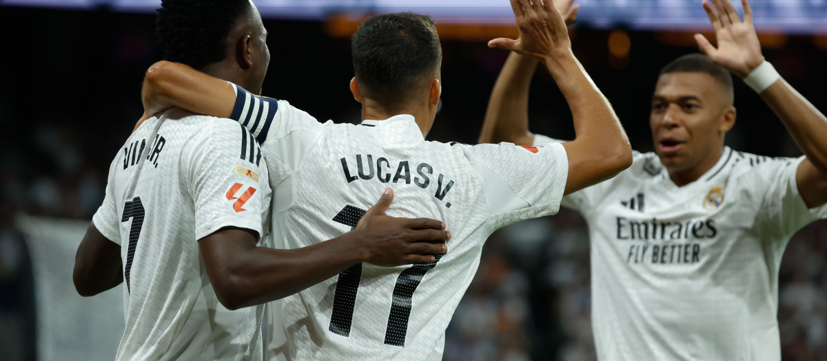 Los jugadores del Real Madrid celebran el primer gol del equipo madridista durante el encuentro correspondiente a la séptima jornada de Laliga EA Sports que Real Madrid y Alavés disputan hoy martes en el estadio Santiago Bernabéu, en Madrid