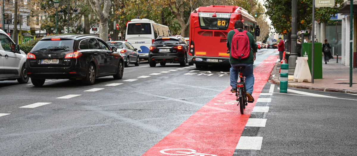 Un ciclista circula por el carril bici de Valencia