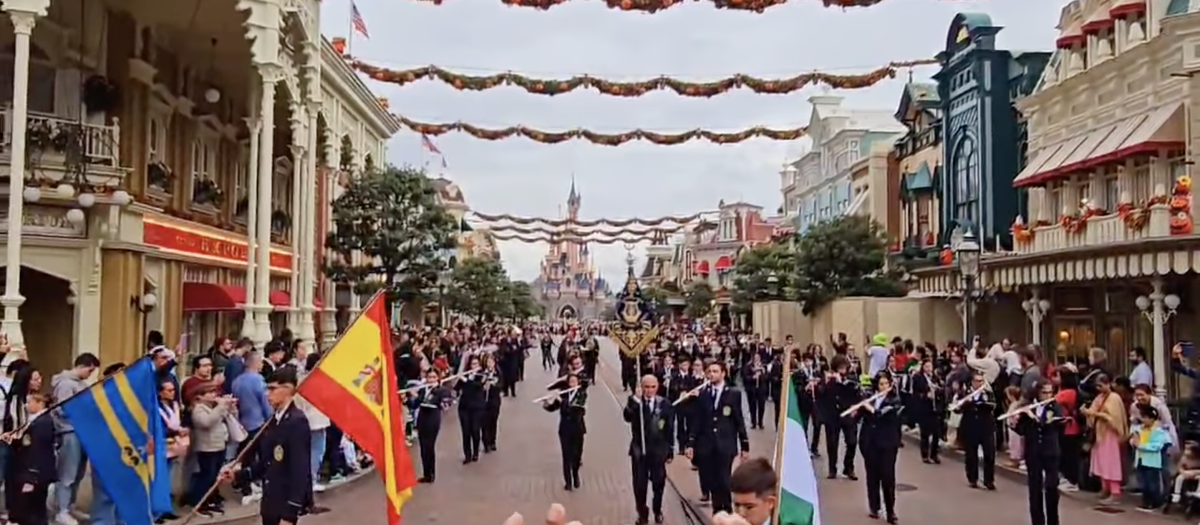 Las banderas española y andaluza abrieron el desfile de los músicos malagueños