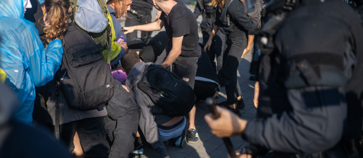 Los Mossos d'Esquadra intervienen en la manifestación ante las puertas de The District.

LORENA SOPENA - EUROPA PRESS
25/9/2024