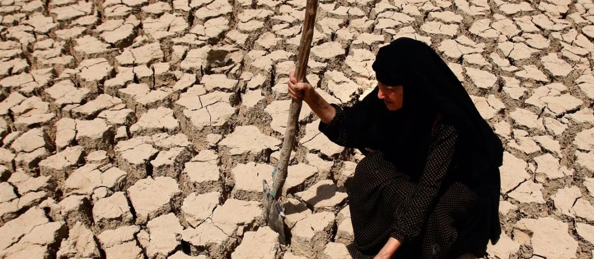 Una mujer iraní en un lago seco