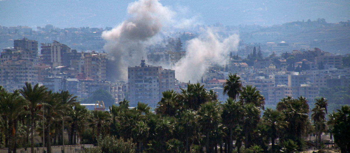 Una nube de humo estalla durante los ataques aéreos israelíes en una aldea al sur de Tiro, en el sur del Líbano