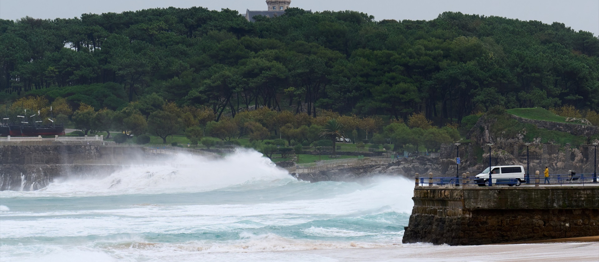 Olas en una playa de Santander